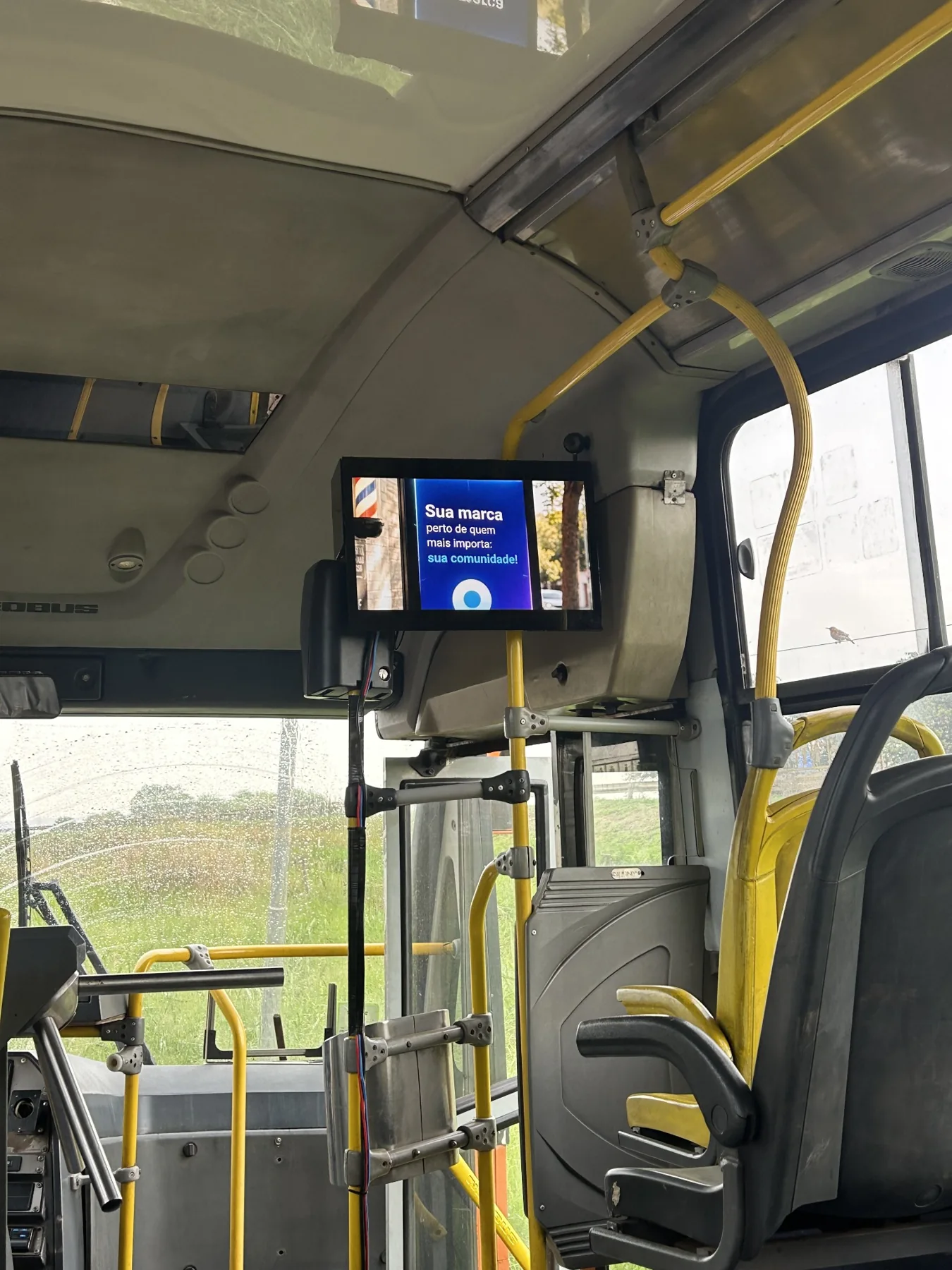 Tela horizontal ScreenCity em funcionamento no ônibus